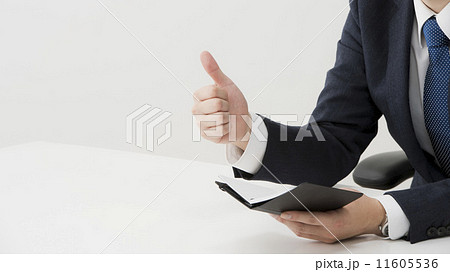 手帳を持つ男性 手帳を持つ男性 11605536