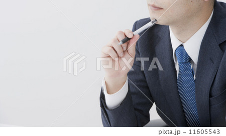 ボールペンを持つ男性 11605543