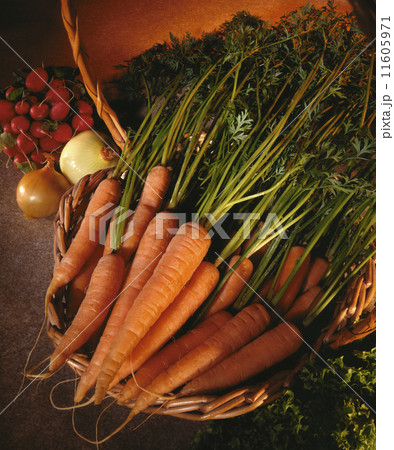 Basket of organic carrots 11605971