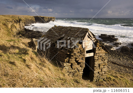 Rough seas near Brough Head - Scotland Rough seas near Brough Head - Scotland 11606351