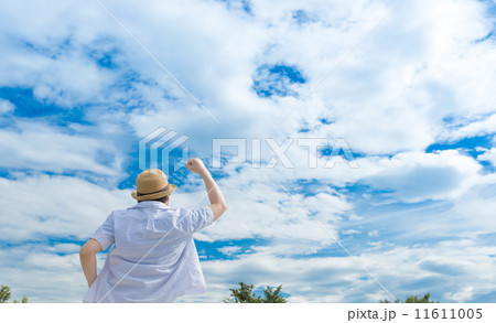 ガッツポーズする男性 11611005