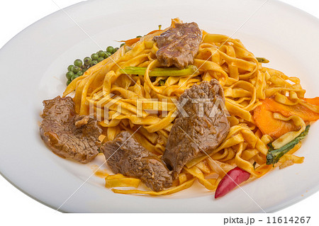 Fried noodles with beef 11614267