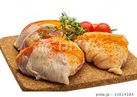 Raw chicken thigh 11614384