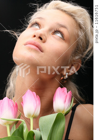 girl and tulips 11616751