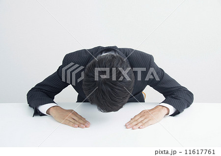 申し訳ございませんと深々と頭を下げるビジネスマン 11617761