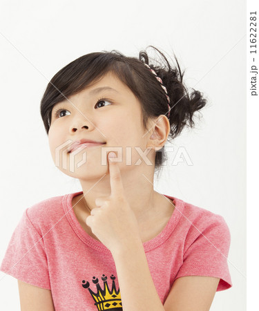 Little girl thinking 11622281