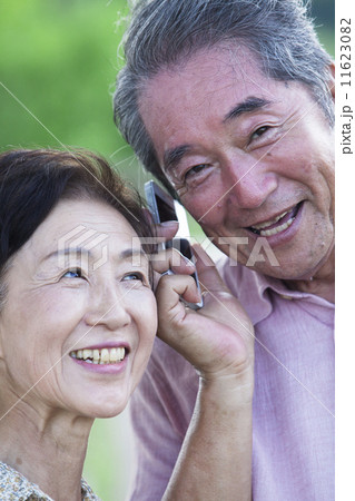 電話をするシニア 11623082