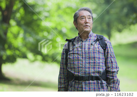 リュックを背負ったシニアの男性 11623102