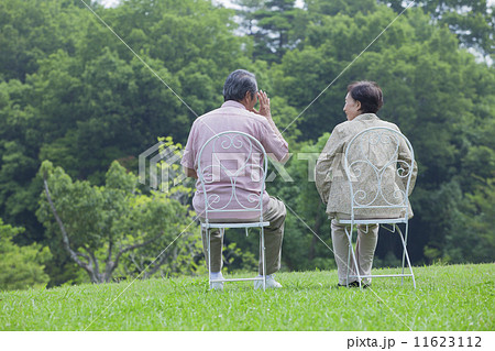 椅子に座る夫婦 11623112