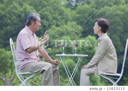 ワインを飲みながら会話をする夫婦 11623113