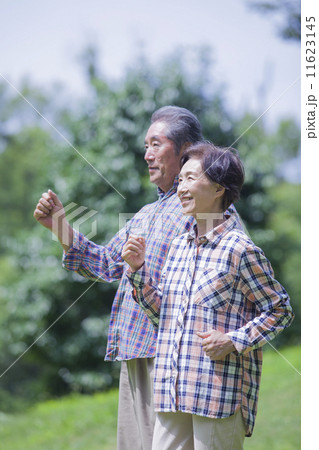 散歩をする夫婦 11623145