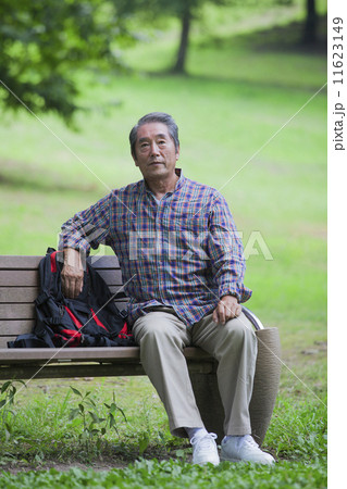 ベンチで休憩するシニアの男性 11623149