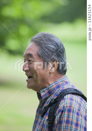 リュックを背負ったシニアの男性 11623154