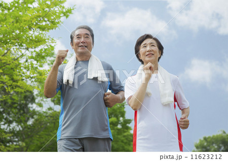 運動をするシニア 11623212