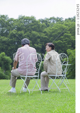 椅子に座る夫婦 11623245