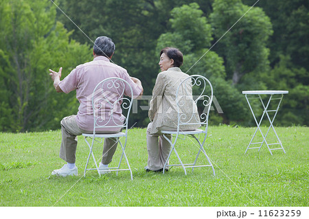 椅子に座る夫婦 11623259