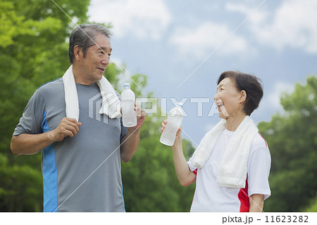 ペットボトルの水を飲むシニア 11623282