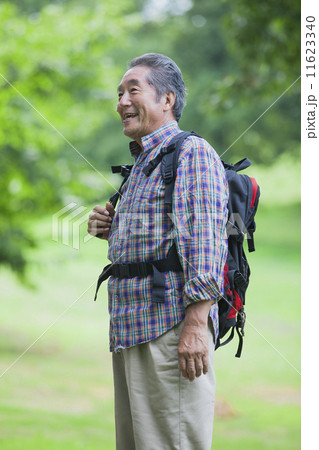 リュックを背負ったシニアの男性 11623340