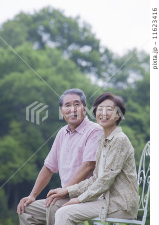 椅子に座る夫婦 11623416