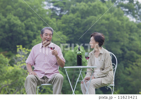 ワインを飲む夫婦 ワインを飲む夫婦 11623421