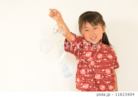 風鈴を持つ浴衣の女の子 風鈴を持つ浴衣の女の子 11623904