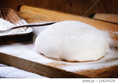 Baking bread 11624329
