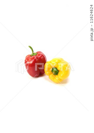 スパゲティー野菜・赤と黄色のパプリカ1個ずつ・白バック縦位置 スパゲティー野菜・赤と黄色のパプリカ1個ずつ・白バック縦位置 11624624