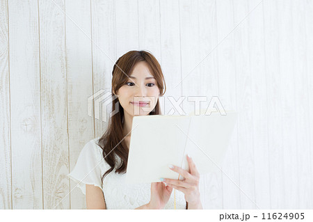 読書する若い女性 11624905