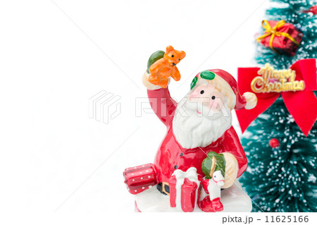 雪の上のサンタクロースとクリスマスツリー 11625166