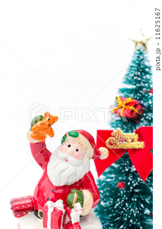雪の上のサンタクロースとクリスマスツリー 11625167