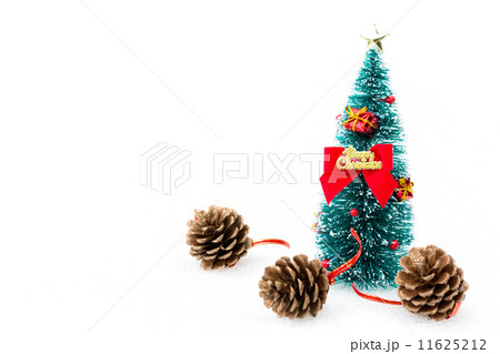 雪の上のクリスマスツリーと松ぼっくりの写真素材 [11625212] - PIXTA