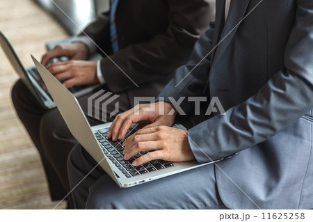 Busy business people working on laptop 11625258