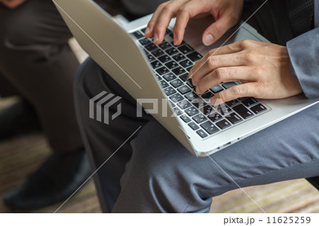 Busy business man working on laptop 11625259