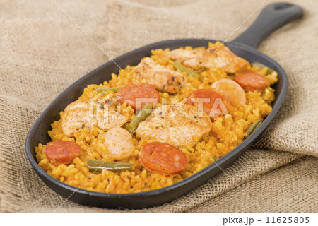 Paella Valenciana - Paella with chicken, sausage and vegetables  11625805