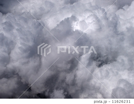 暗雲が立ち込めたドラマチックな雲の写真素材
