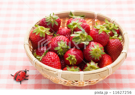 籠に盛った苺 11627256