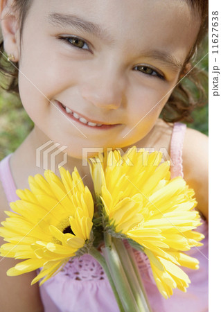 Girl holding flowers 11627638