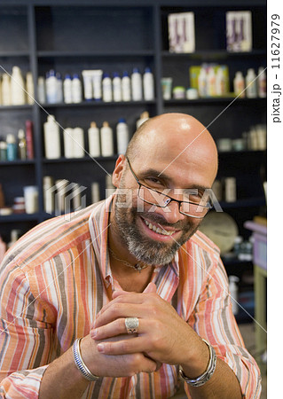 Hispanic man wearing eyeglasses 11627979