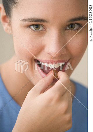 Teenage girl taking vitamin 11628008