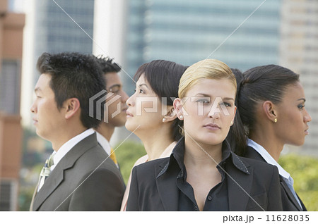 Group of multi-ethnic businesspeople 11628035
