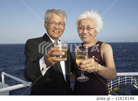 Senior Asian couple toasting 11628186