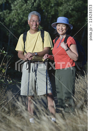 Asian couple hiking Asian couple hiking 11628353