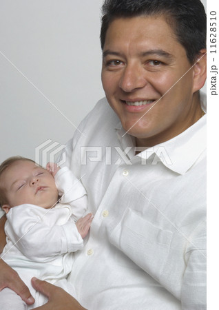Hispanic father holding baby Hispanic father holding baby 11628510