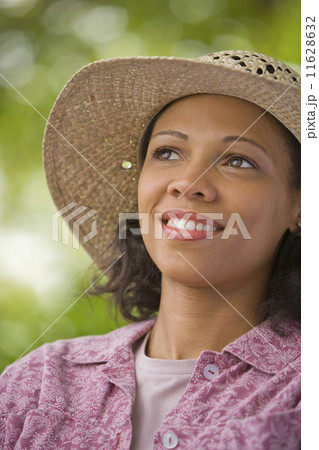 African American woman wearing straw hat 11628632