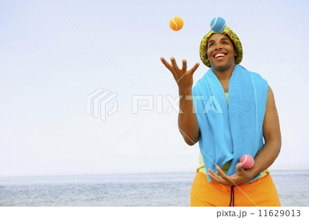 Hispanic man juggling at beach 11629013