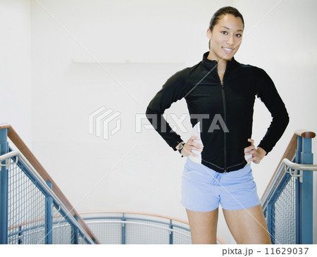 Woman in athletic gear on stairs 11629037