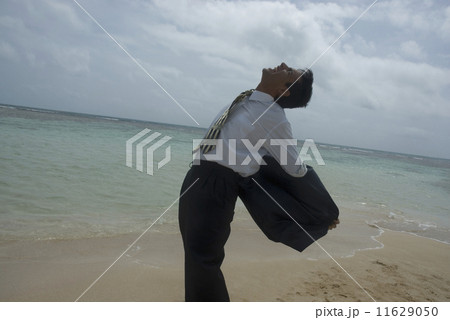 Hispanic businessman taking off jacket 11629050