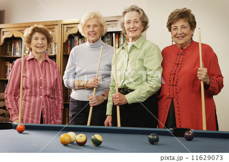 Elderly women shooting pool 11629073
