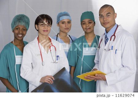 Multi-ethnic doctors discussing chart 11629074