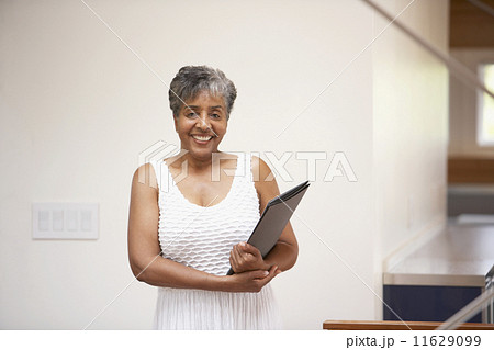 Senior African businesswoman holding paperwork 11629099